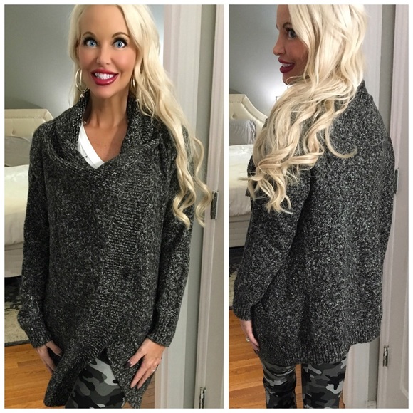 โค๏ธ๏ธLAST 1! Black Marled front closure sweater! - Picture 2 of 3